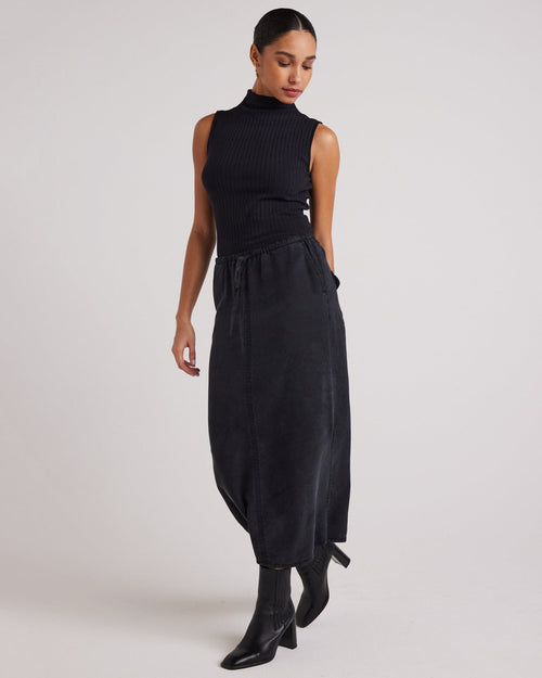 Ana Side Slit Skirt in Black
