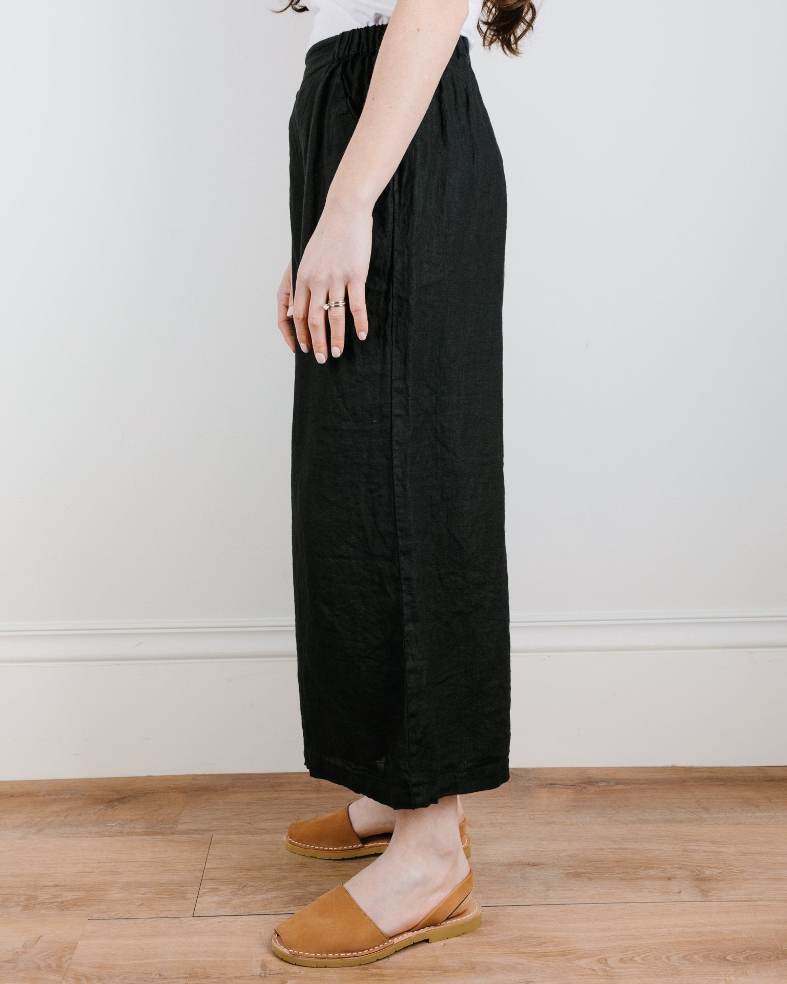 Cropped Wendy Pant in Black Linen
