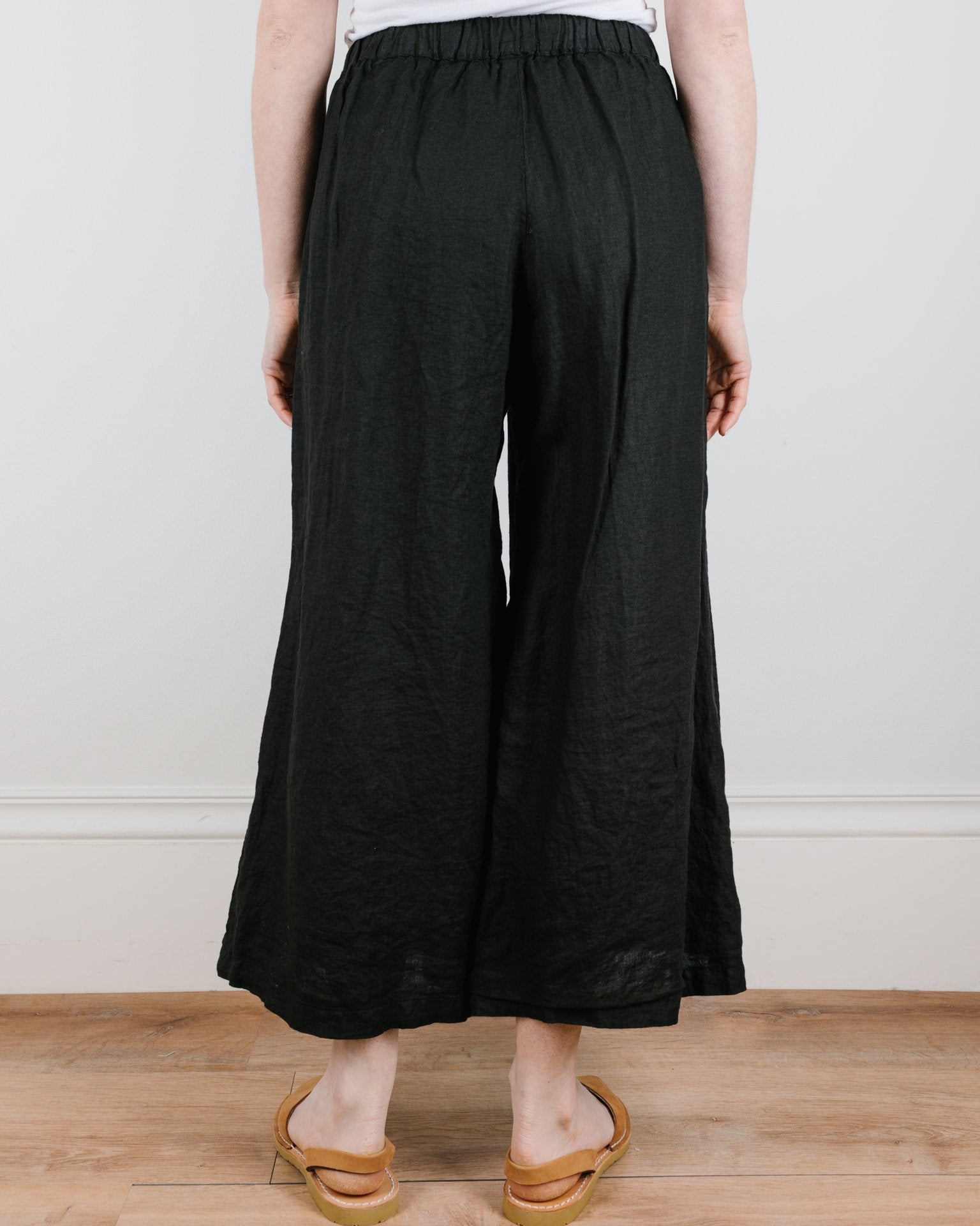 Cropped Wendy Pant in Black Linen