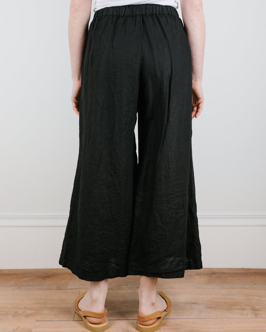 Cropped Wendy Pant in Black Linen