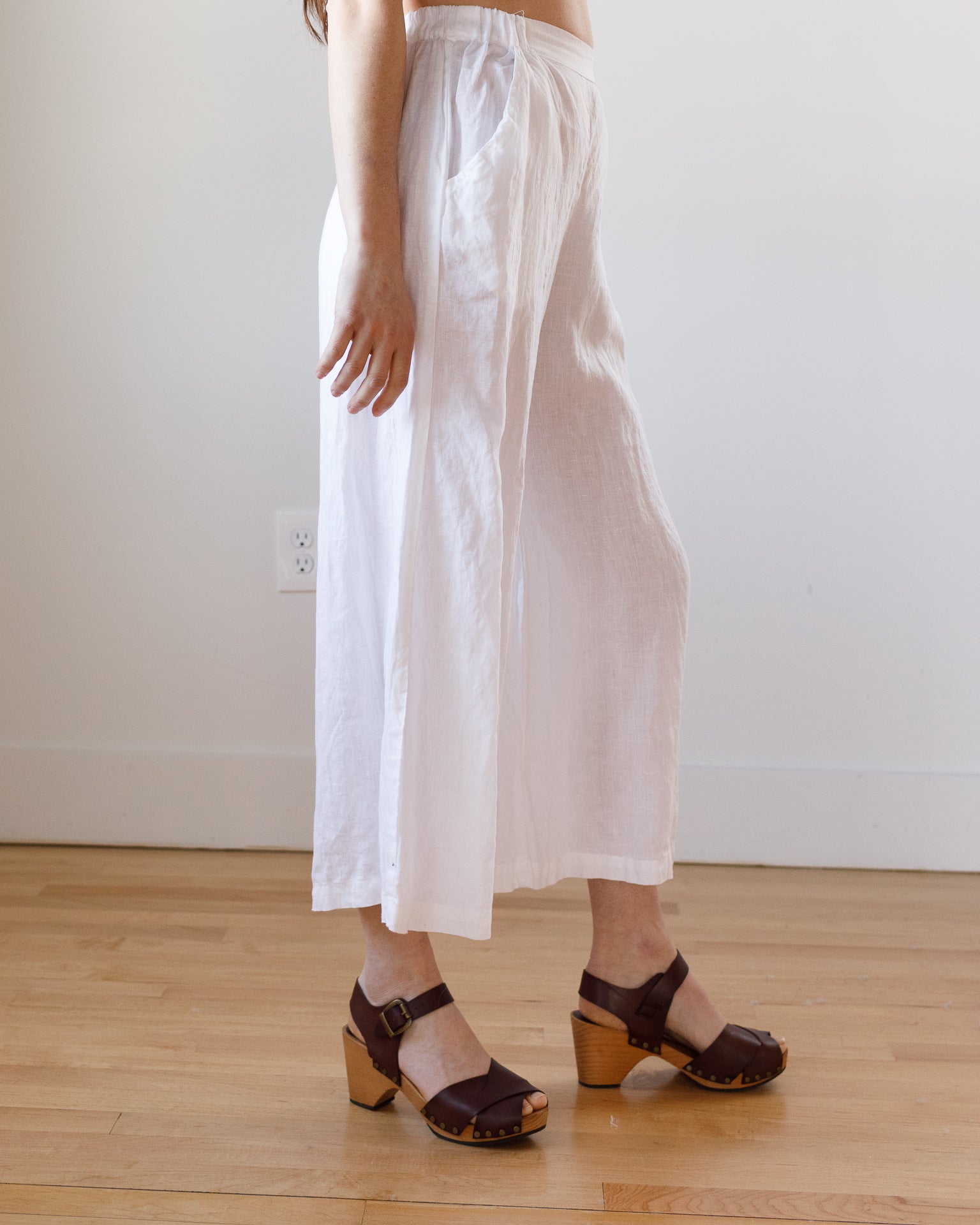 Cropped Wendy Pant in White Linen