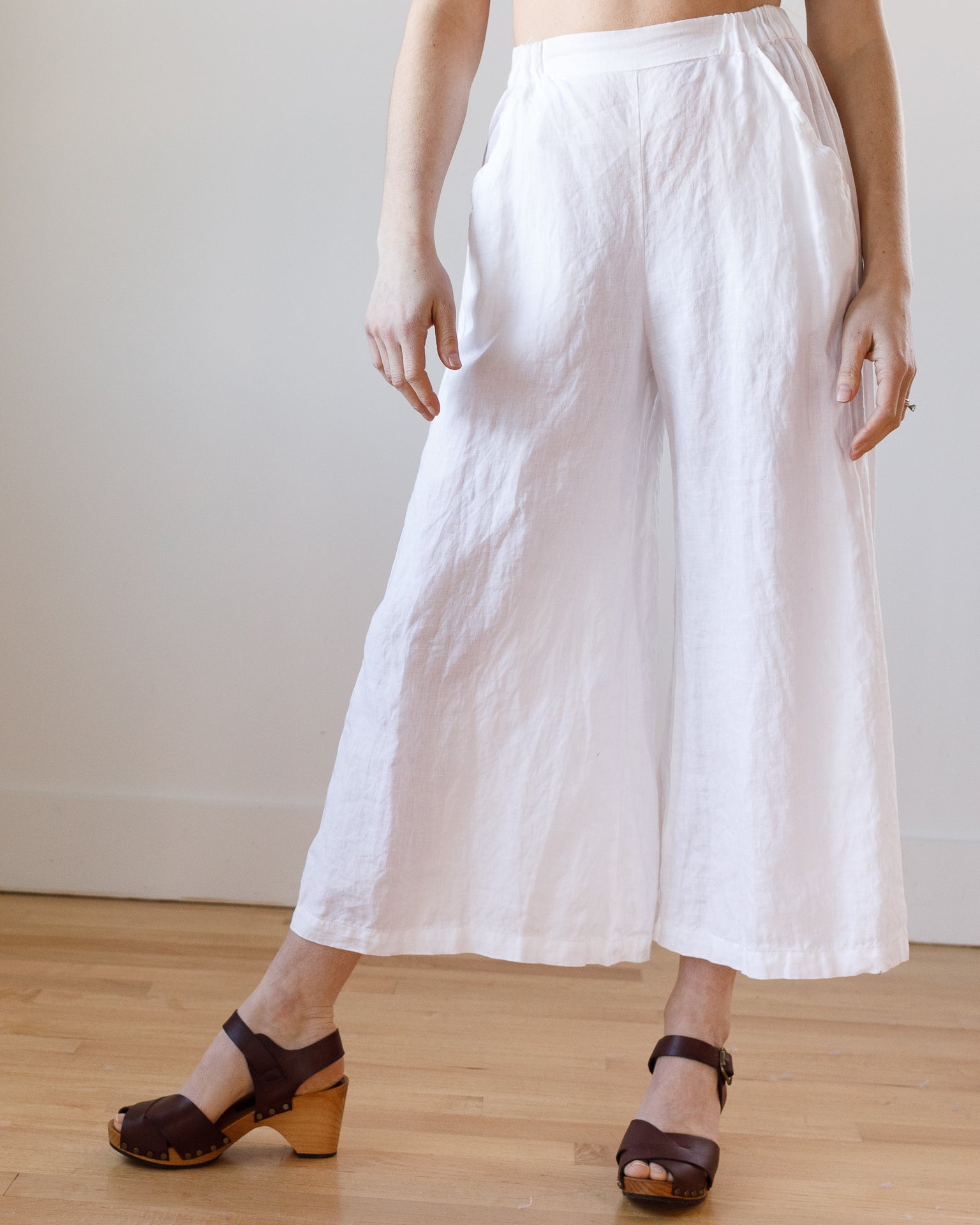 Cropped Wendy Pant in White Linen