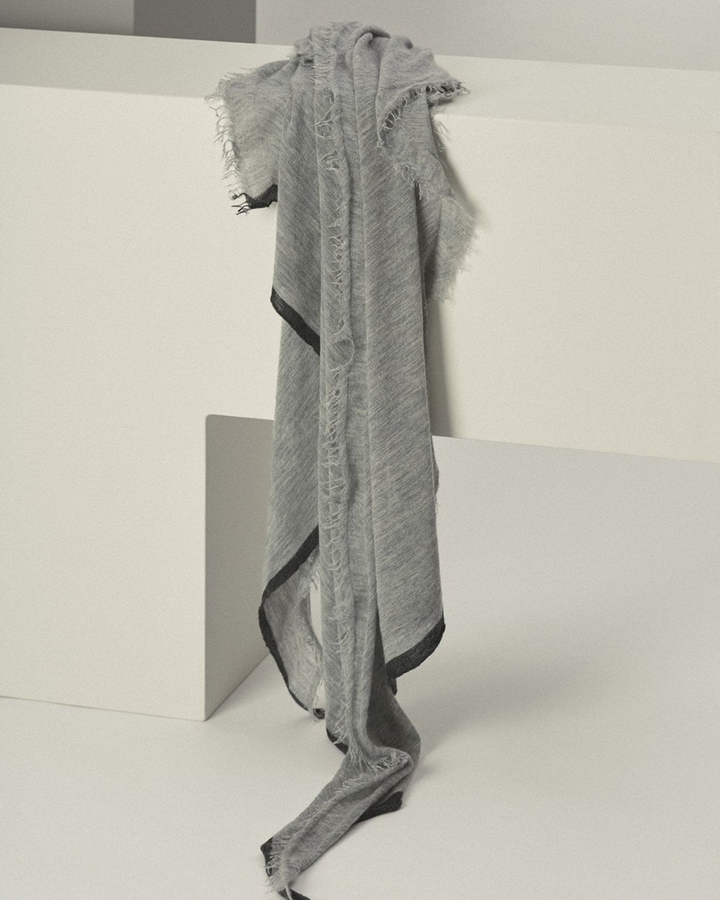 Rosa Cascade Cashmere Scarf in Heather Grey X Charcoal