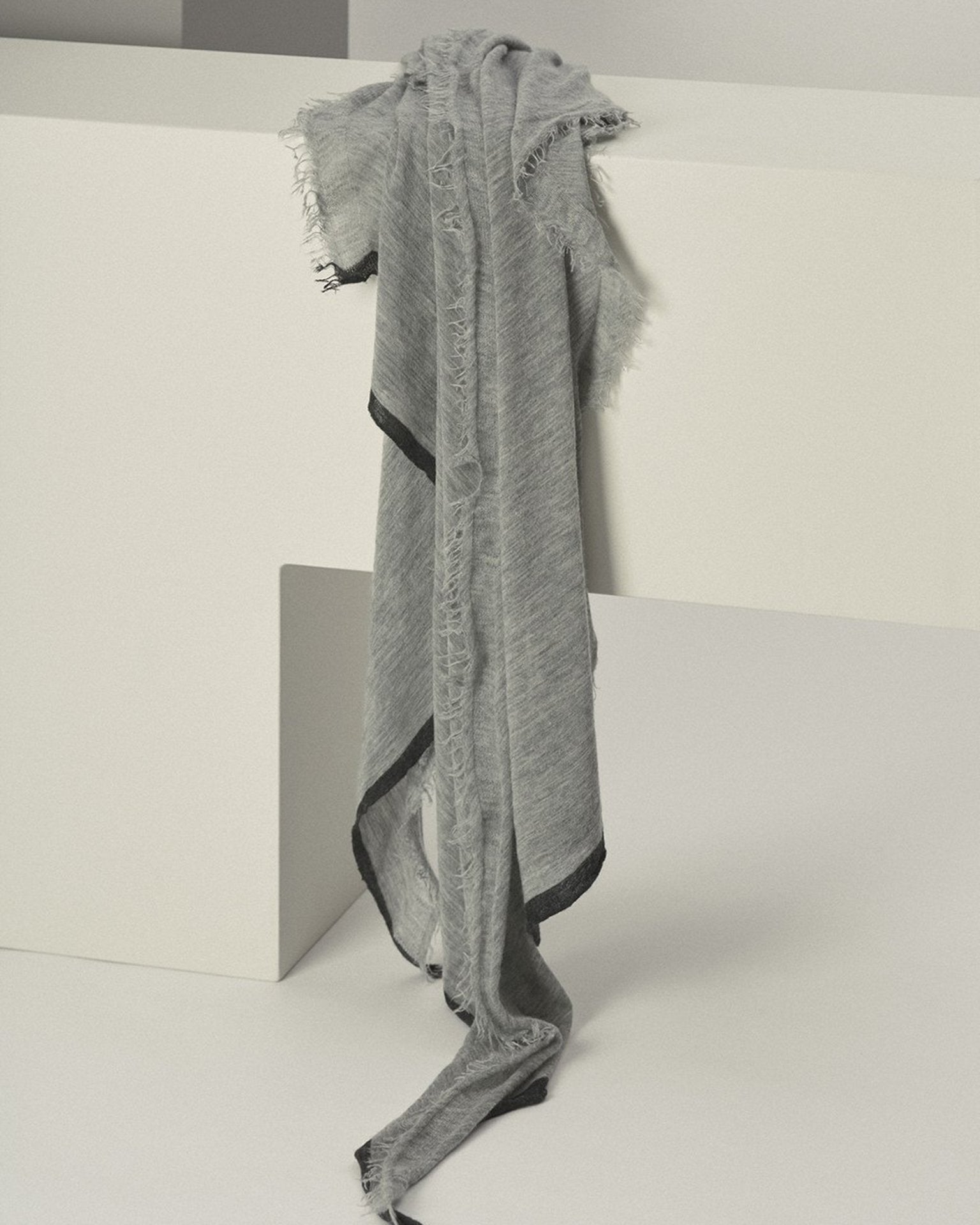 Rosa Cascade Cashmere Scarf in Heather Grey X Charcoal