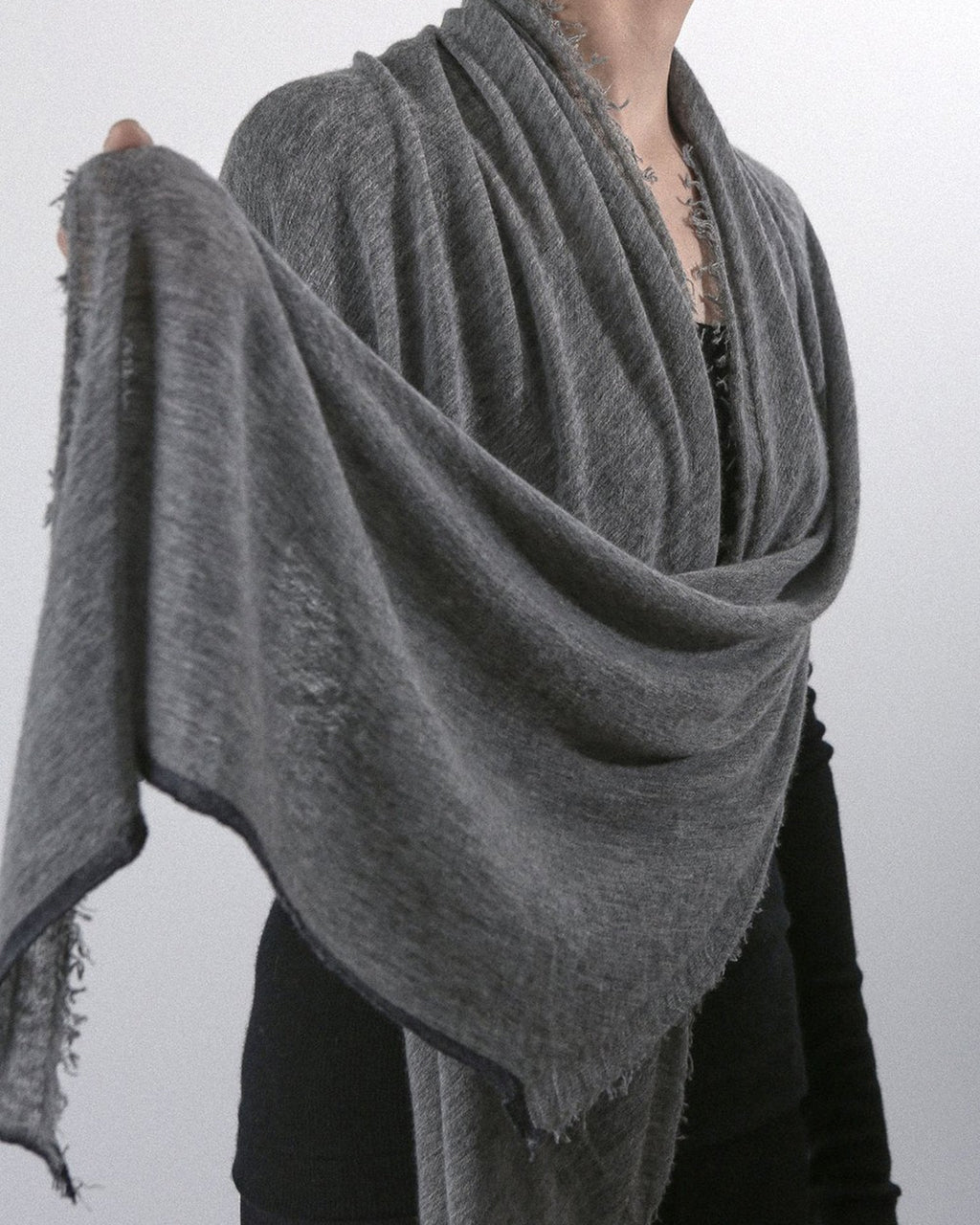 Rosa Cascade Cashmere Scarf in Heather Grey X Charcoal