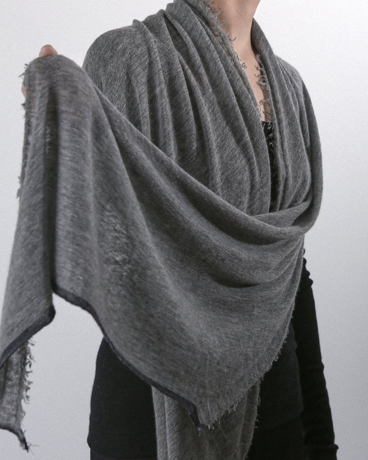 Rosa Cascade Cashmere Scarf in Heather Grey X Charcoal