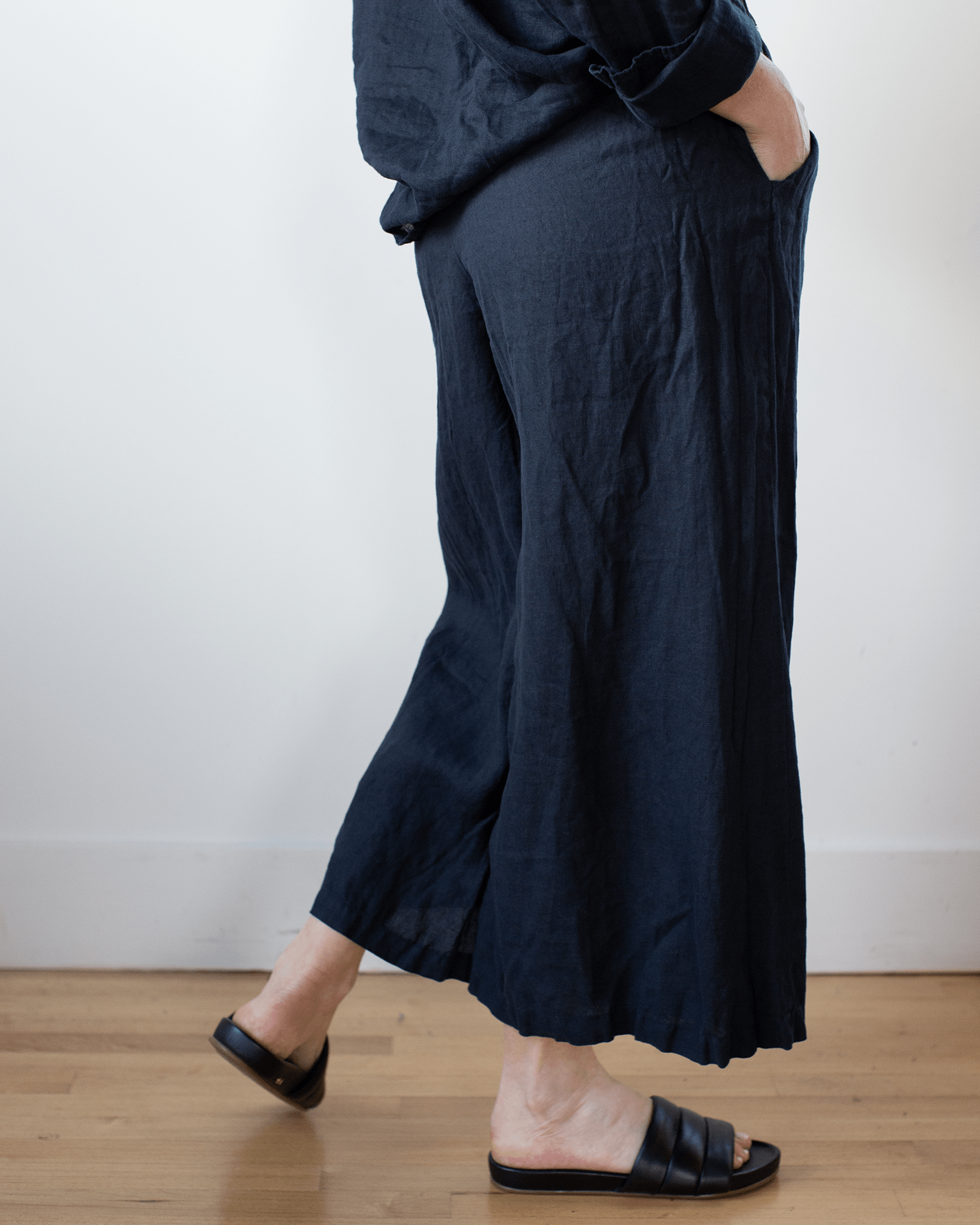 Cropped Wendy Pant in Ink Linen