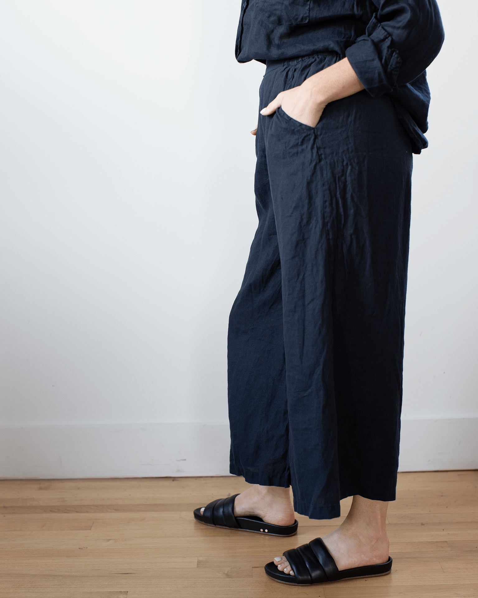 Cropped Wendy Pant in Ink Linen