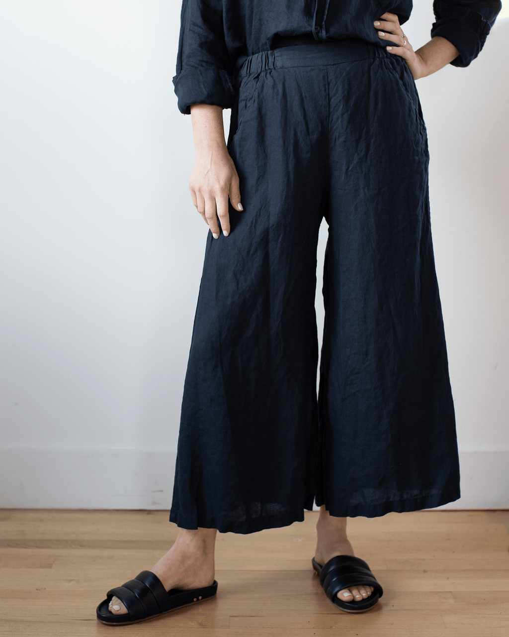 Cropped Wendy Pant in Ink Linen