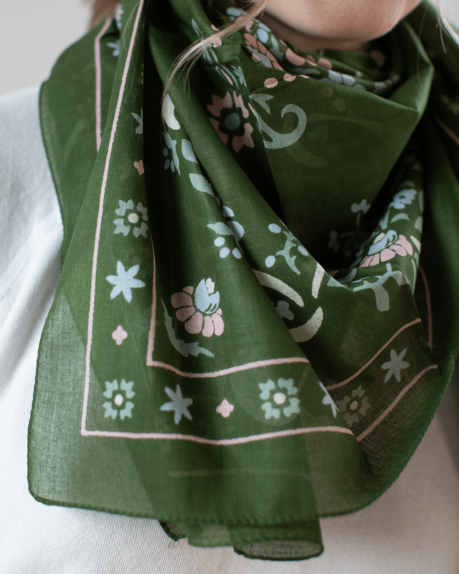 Secret Garden Cotton Bandana in Vert Fonce